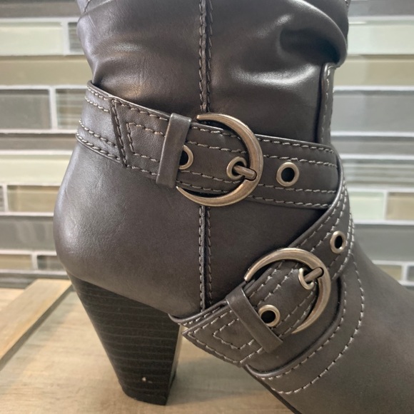 Maurice Fashions Gray Wrapped Buckle Ankle Bootie Boots Woman's Shoe Size 6 - Picture 8 of 12